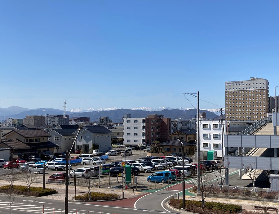 信州アルプスの山々がよく見える長野駅東口ビルからの景色