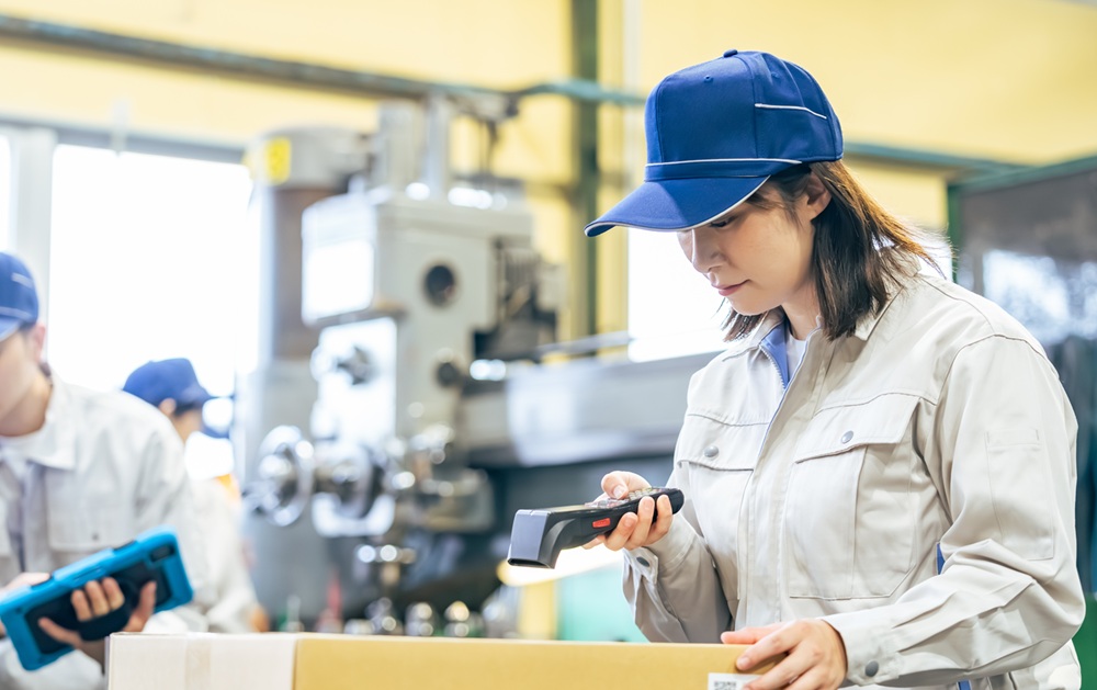 工場で作業する女性社員イメージ画像
