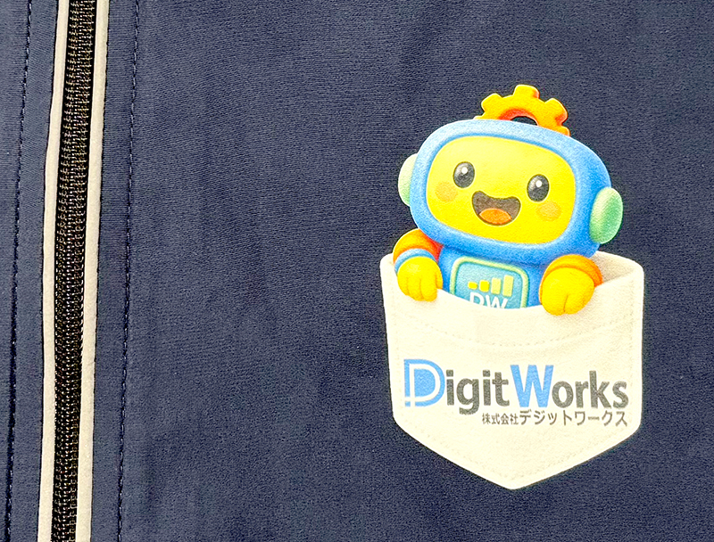 生産管理システムアイプロダブルの宣伝キャラクターデジポンが胸ポケット風に